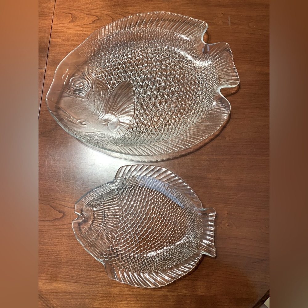 Vintage Arcoroc France 2 fish shaped clear glass seafood platters 15” in & 10”in